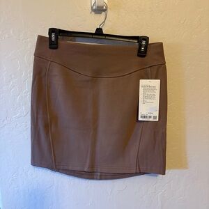 Lululemon Scuba High-Rise Mini Skirt. NWT Sz Large
Taupetastic.